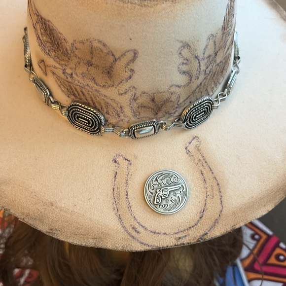 Buck Horn and  Horseshoe Burnt Rancher with Unique Concho and Concho Band. - Picture 10 of 12